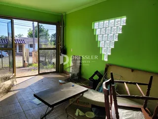 Quarto com parede verde e grandes janelas em Lajeado, Brasil.