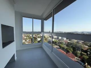 Vista panorâmica da cidade de Lajeado a partir de uma sala com grandes janelas.