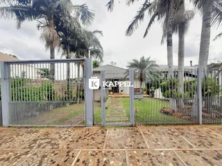 Foto da fachada de uma residência com portão de metal.