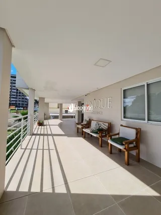 Corredor iluminado com vista para o exterior de uma residência em Lajeado.