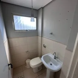 Foto de um banheiro interno com vaso sanitário e pia.