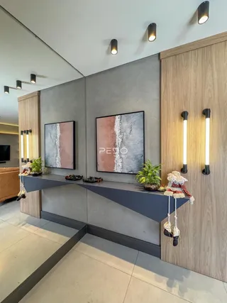 Hall de entrada com decoração moderna e painéis de madeira.