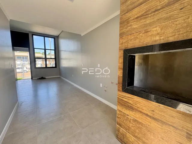 Espaço interno com piso de cerâmica e parede de madeira em um imóvel.