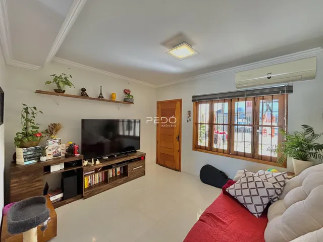 Sala de estar com televisão e sofá em um imóvel no Brasil.