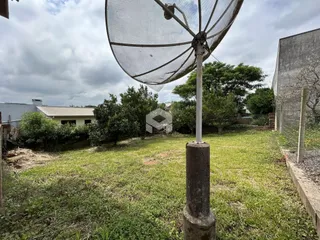 Vista externa do terreno com gramado e cerca em Lajeado, Brasil.