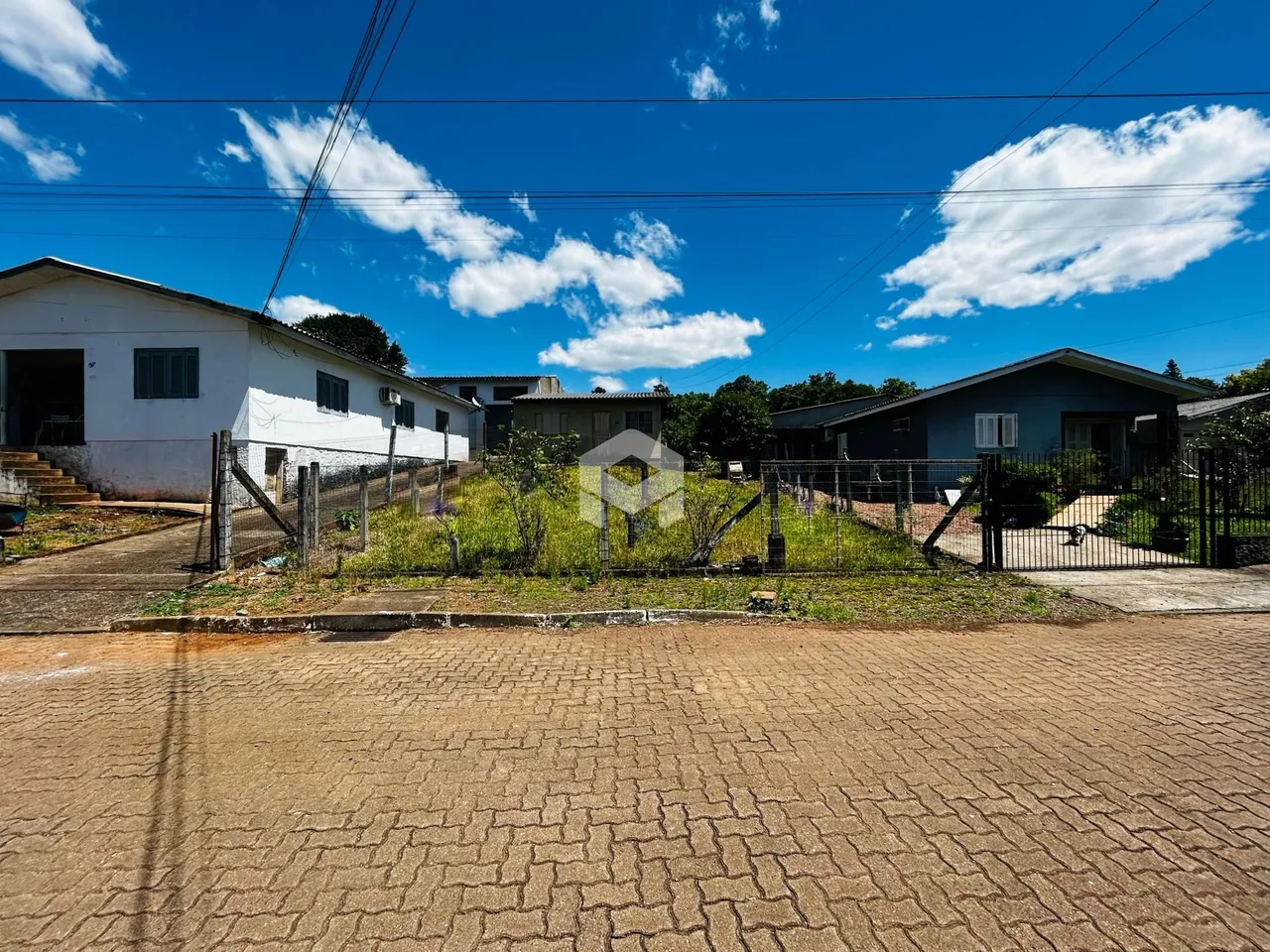 Vista externa de uma propriedade em Lajeado, Brasil, mostrando os fundos e cercas.