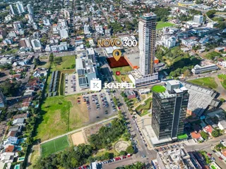 Vista aérea de um complexo residencial e um edifício em construção na área urbana de Lajeado.