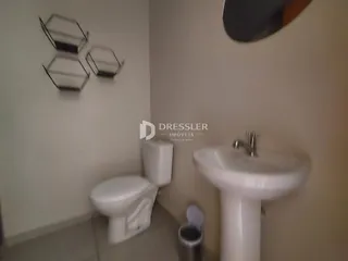 Foto de um banheiro interno com vaso sanitário e pia.