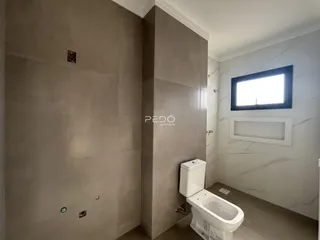 Foto de um banheiro interno com paredes em tom neutro.