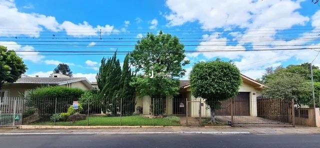 Fachada de uma residência em Lajeado, Brasil, com jardim frontal e cerca.