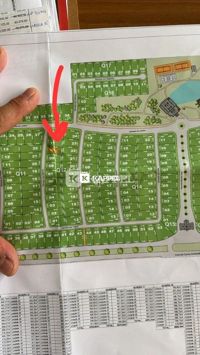 Planta baixa detalhada de um imóvel em Lajeado, mostrando a distribuição das unidades e áreas externas.