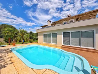 Vista da fachada de uma casa com piscina em Lajeado, Brasil.