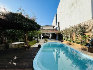 Foto da piscina e área externa de uma residência em Lajeado, Brasil.