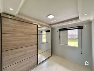 Vista interna de um ambiente com armário embutido e espelho.