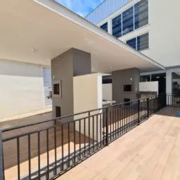 Vista de uma varanda com grade metálica em um imóvel em Lajeado.