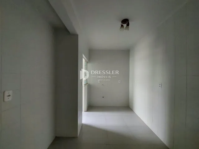 Corredor interno de uma residência moderna em Lajeado.