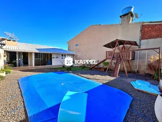 Vista externa da propriedade mostrando um quintal com piscina inflável.