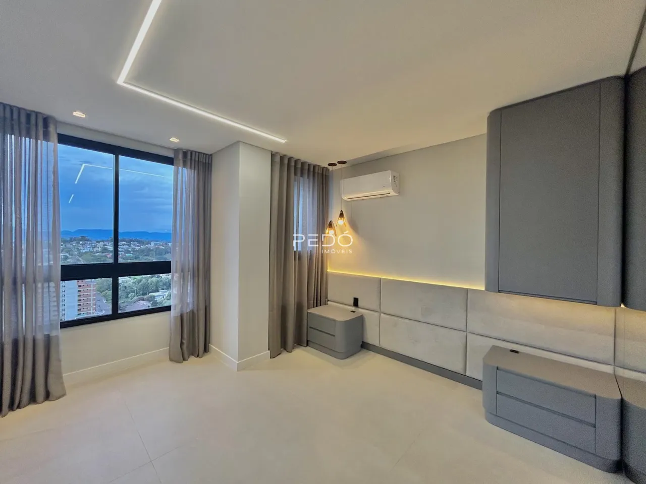 Sala de estar moderna com grande janela e vista panorâmica.