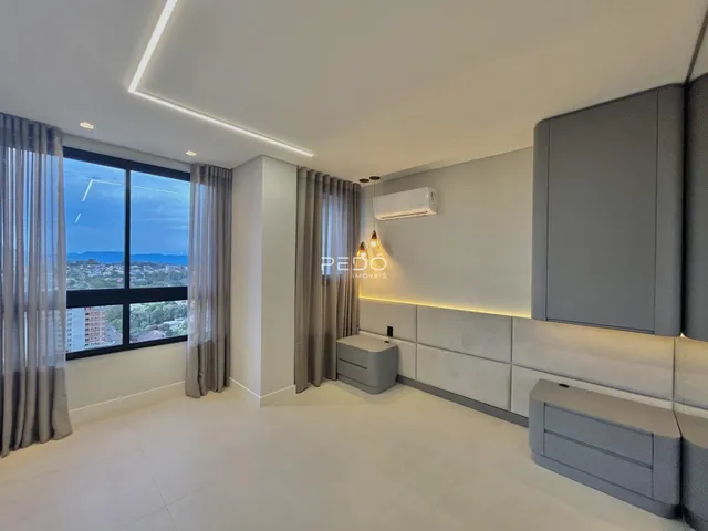 Sala de estar moderna com grande janela e vista panorâmica.
