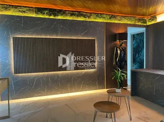 Ambiente interno moderno com parede de destaque na sala.