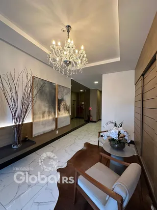 Sala de estar com piso de mármore e lustre de cristal.