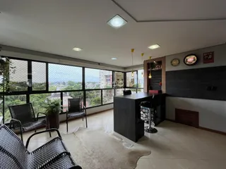 Sala de estar com grandes janelas que oferecem uma vista.