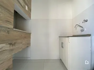 Foto de um ambiente interno com revestimento de madeira e azulejos brancos.