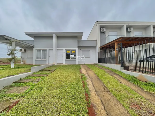 Fachada de uma casa residencial em Lajeado, Brasil, com jardim frontal e cerca.