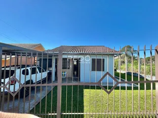 Fachada de uma residência em Lajeado, Brasil, com cerca e jardim.