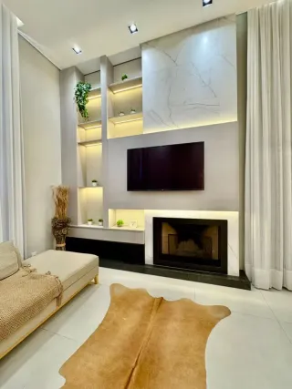 Sala de estar com sofá e lareira em ambiente moderno.