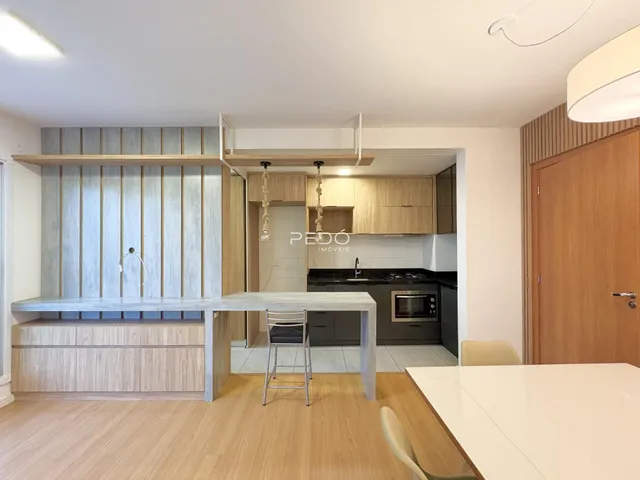 Ambiente de sala de estar com cozinha integrada em Lajeado.