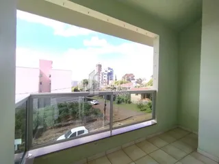 Vista da área externa através de uma grande janela de uma propriedade em Lajeado.