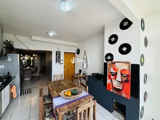 A sala de jantar e área comum de uma residência em Lajeado.
