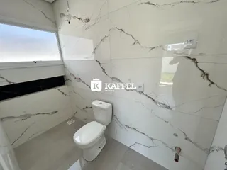 Foto de um banheiro com paredes revestidas em mármore branco.