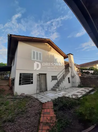 Fachada de uma residência em Lajeado, Brasil, com escadaria externa.