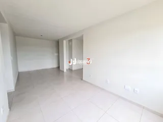 Ambiente interno com piso de cerâmica claro.
