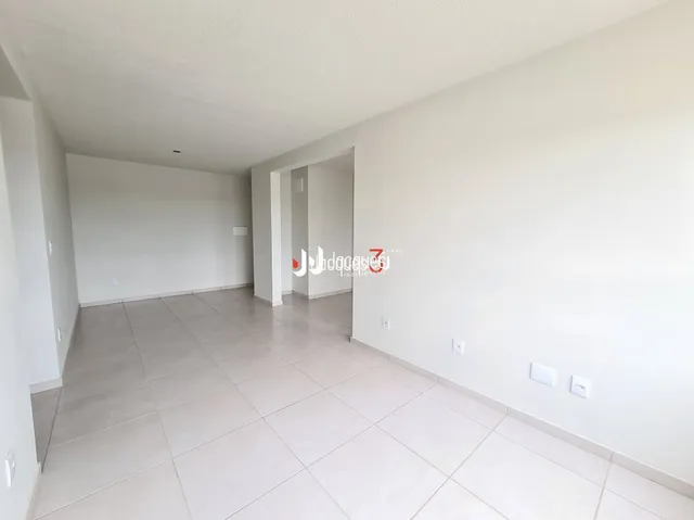Ambiente interno com piso de cerâmica claro.
