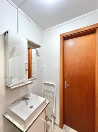 Foto de um banheiro com pia e espelho em uma residência.