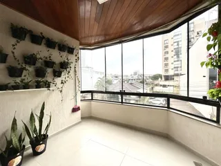 Sala com grande janela e decoração de plantas.