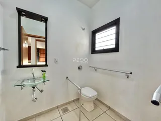 Foto de um banheiro interno com janela e espelho.