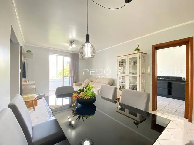 Sala de jantar e estar com decoração moderna em imóvel no Brasil.