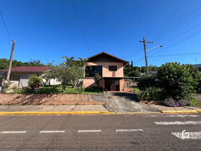 Fachada de uma casa em Lajeado, Brasil, com jardim frontal.