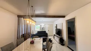 Sala de estar com pé direito alto e detalhes em madeira.