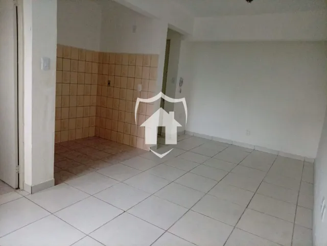 Foto de um ambiente interno com piso de cerâmica e paredes brancas.