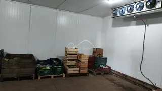 Foto de um espaço interno em construção com materiais de madeira e equipamentos instalados.
