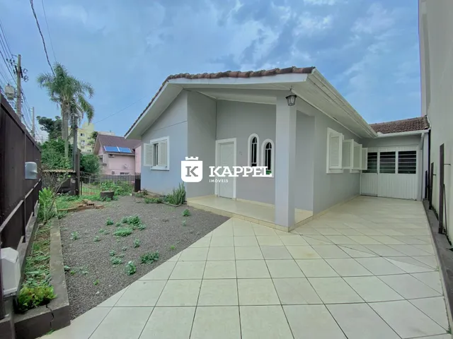 A fachada de uma casa em Lajeado, Brasil, com garagem e jardim frontal.