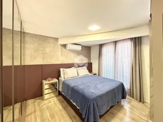Quarto com cama e janela em um imóvel no Brasil.