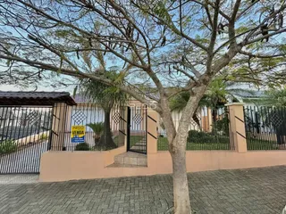 Exterior da propriedade em Lajeado, Brasil, mostrando o muro e o portão.