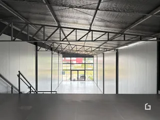 Espaço interno com estrutura metálica e paredes brancas de um imóvel.