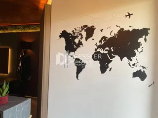 Uma parede interna exibe um mapa-múndi em silhueta.